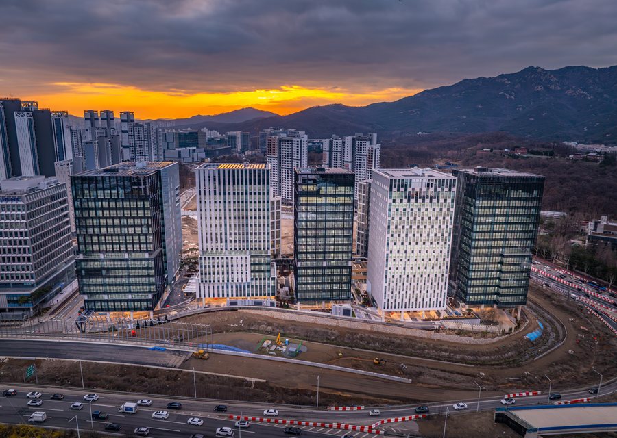 과천 펜타원 단지 전경과 청계산